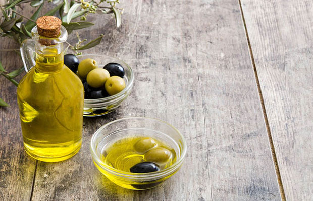 Dùng dầu Olive lau lên các vết xước nhẹ nhiều lần giúp đánh bay vết trầy mang lại bề mặt sàn sạch bóng như ban đầu.