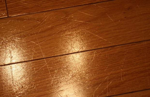 Bề mặt sàn bị trầy xước gây mất thẩm mỹ cho tổng thể căn nhà.