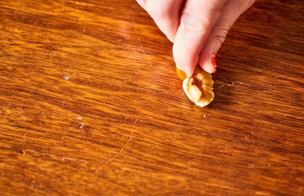 Sử dụng trái Óc Chó hoặc quả Hạnh nhân loại bỏ vết xước nhẹ trên sàn gỗ rất hiệu quả.