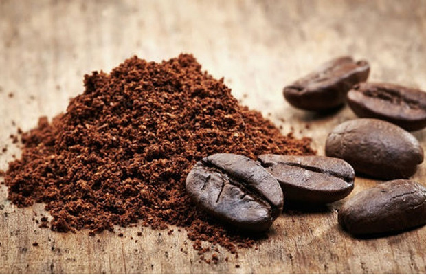Bã cà phê cũng là một nguyên liệu dễ tìm để loại bỏ vết xước trên sàn gỗ hiệu quả.