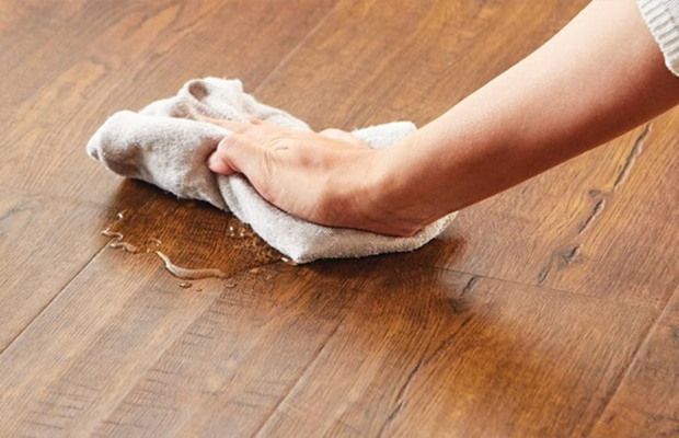 Nếu sàn vừa đổ nước bạn chỉ cần thấm nước ngay và bật quạt hoặc điều hòa cho khô thoáng lại.