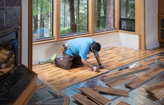 Nền nhà càng phẳng thì chất lượng sản phẩm sàn gỗ càng cao.
