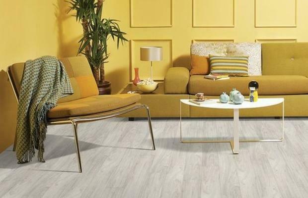 Kết hợp sàn gỗ xám tương phản với nội thất màu vàng sẽ tạo ra sự  tươi vui, mới mẻ và sáng hơn cho không gian sử dụng.